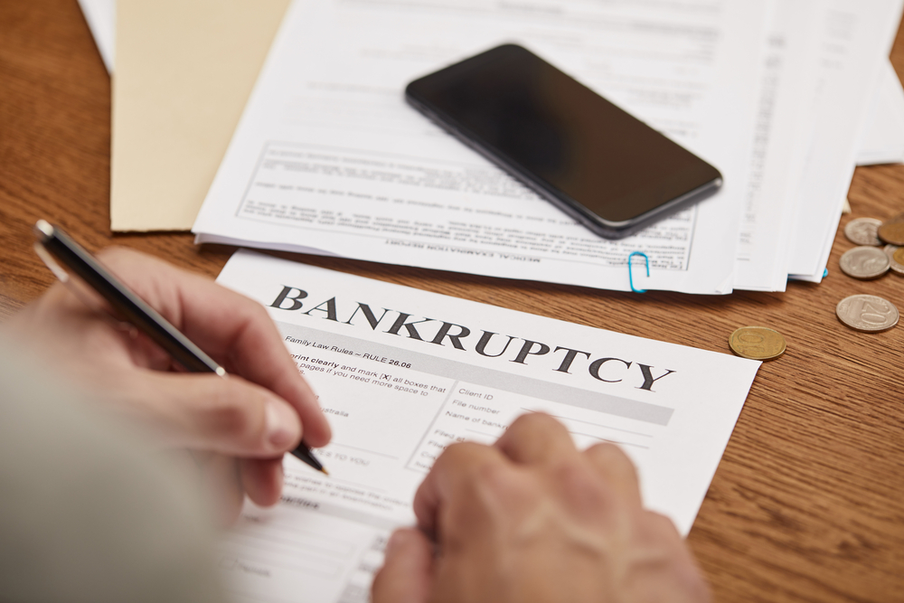 man filling out bankruptcy form